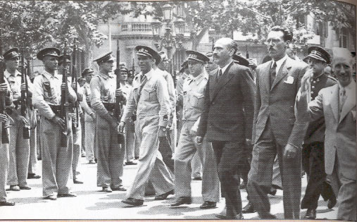 Antoni Maria Sbert desfilant a Barcelona durant la guerra civil, en primer pla el President de la Generalitat Lluis Companys